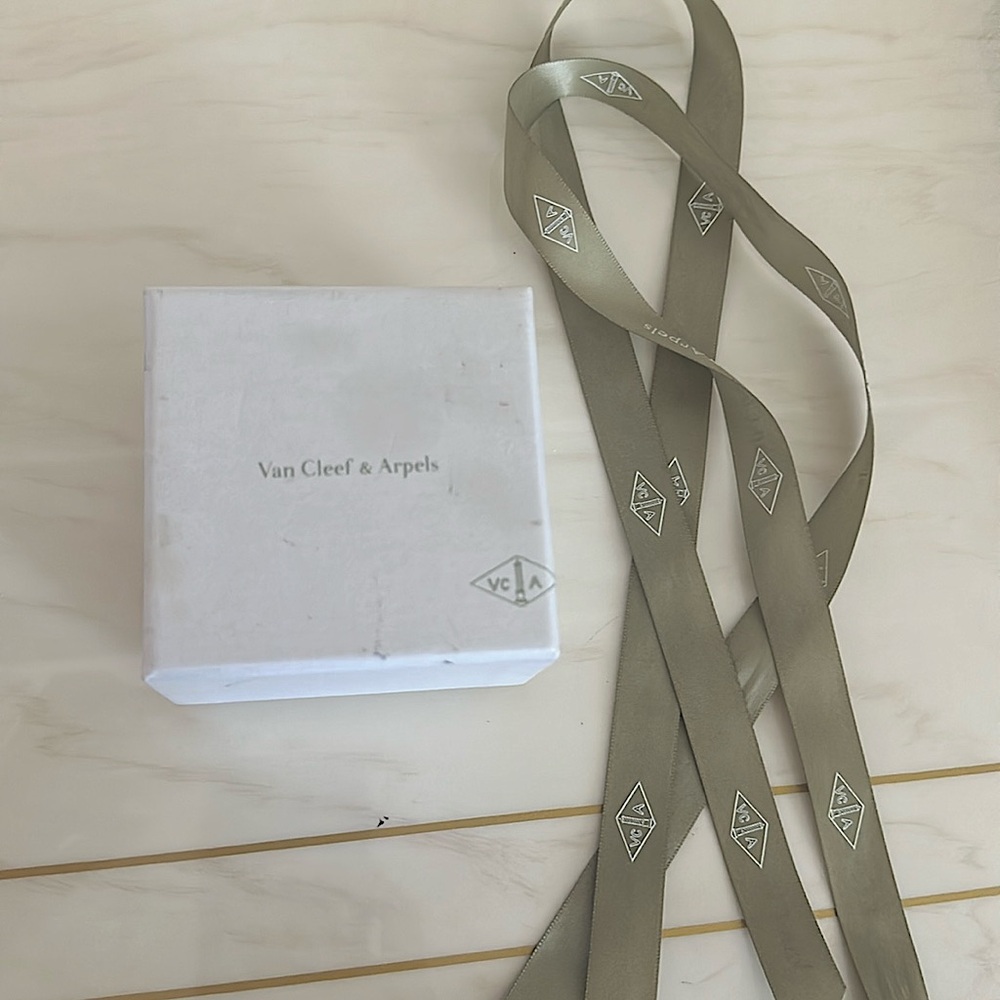 Van cleef one motif bracelet gift box only. No green box. Comes with ribbon.Used